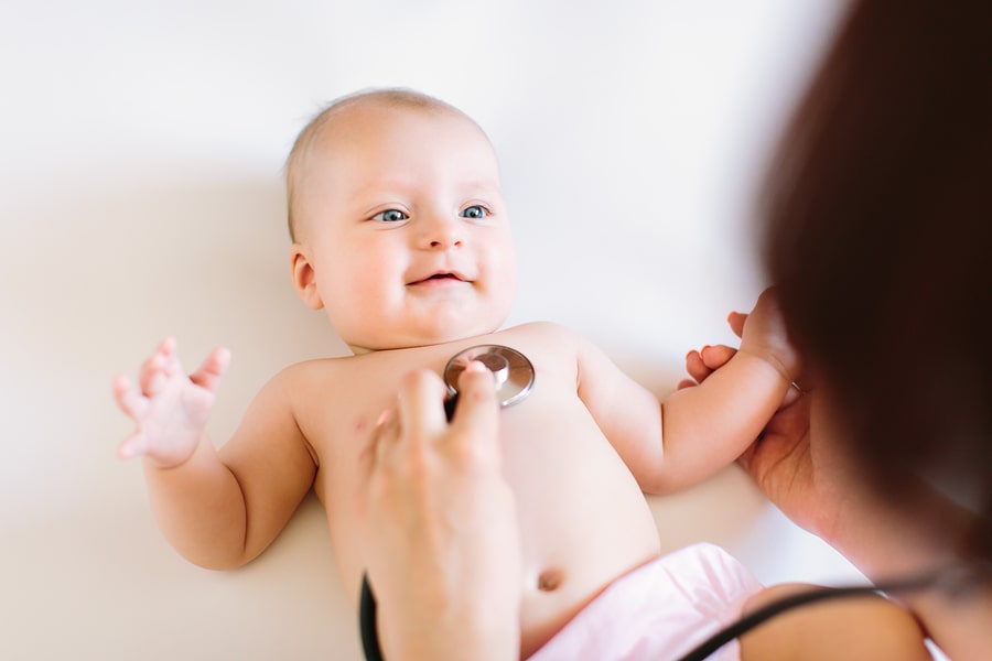 Ärztin untersucht Baby wegen Haarausfall