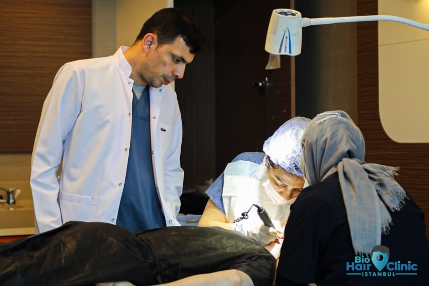 Dr. Ibrahim beobachtet die Haartransplantationbehandlung mit Biotin.