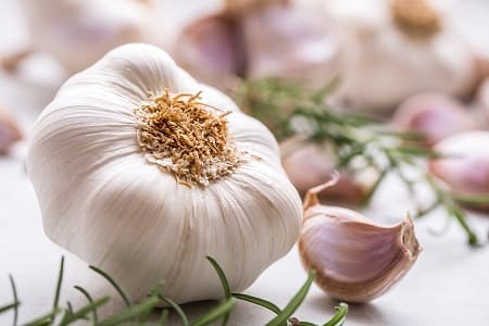Knoblauch für die Kürbissuppe