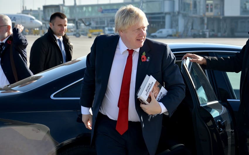 Boris Johnson steigt aus dem Auto aus