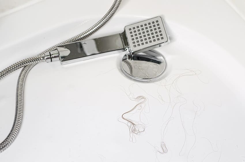 Ausgefallene Haare im Waschbecken