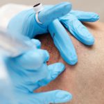 Fachkraft nimmt eine Haarpigmentierung vor
