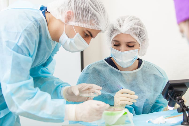 Ein Ärzteteam während einer Haartransplantation