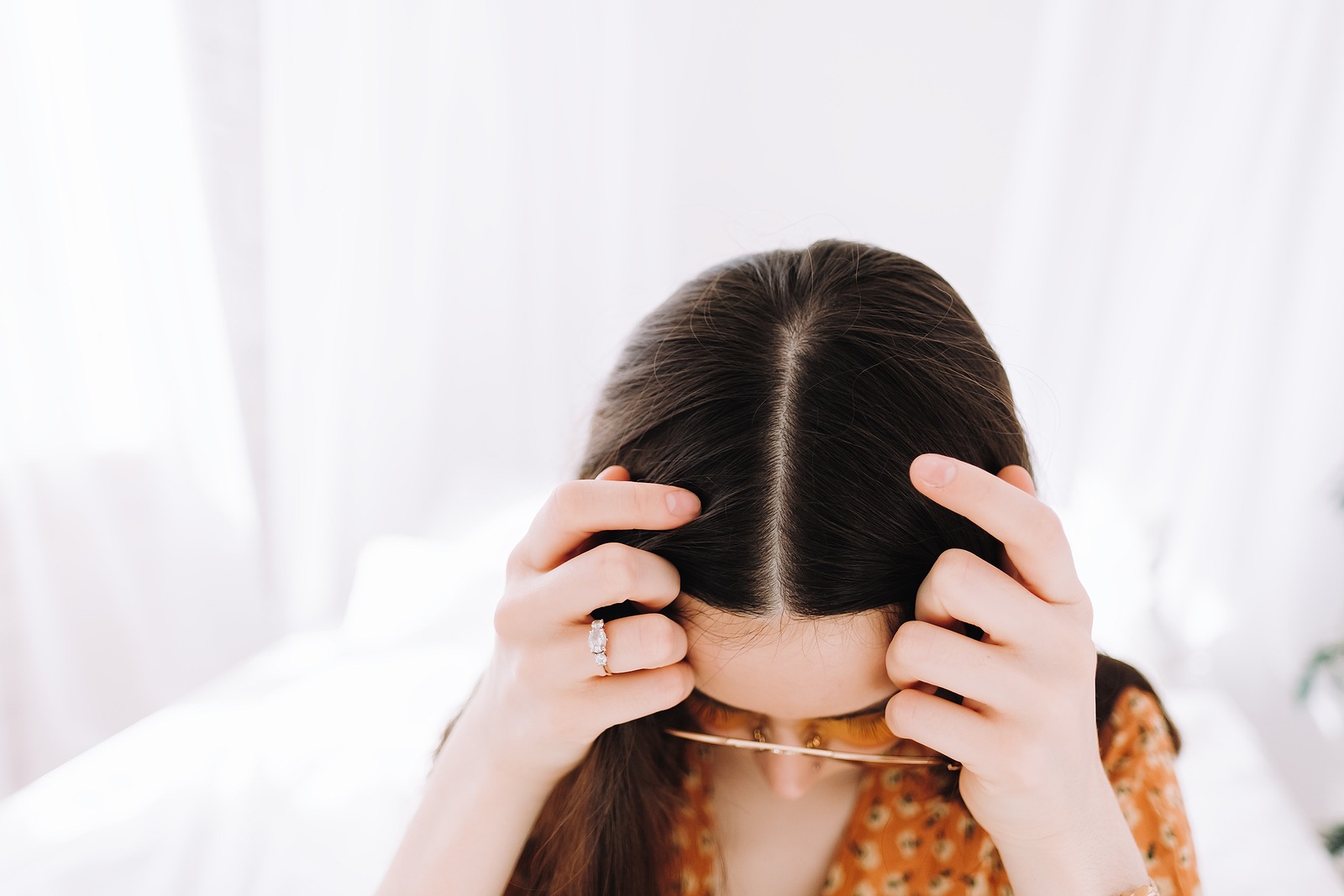 Geheimratsecken bei Frauen - wenn die Schläfen sich lichten