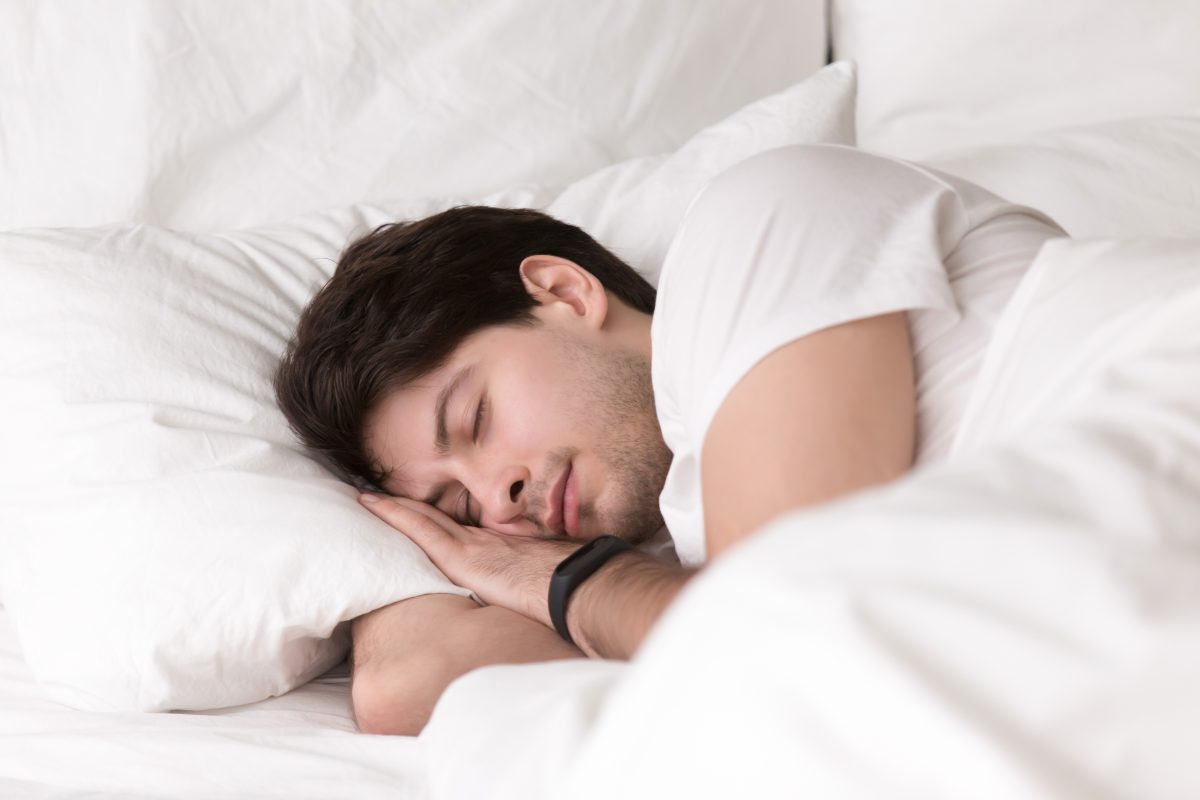 Mann schläft tief im Bett nach Sleep-Deep Methode