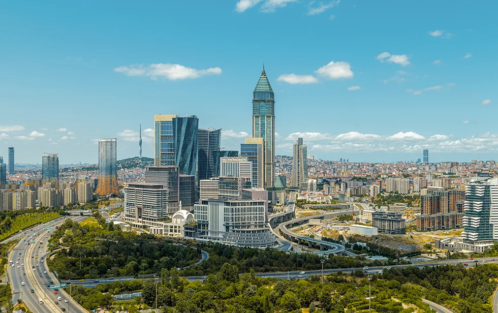 Panoramaaufnahme von Istanbul mit modernen Hochhäusern, Autobahnen und grünen Parkanlagen im Vordergrund